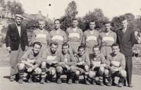 Fotbalové mužstvo pamětníka, Milan Pavlů druhý zleva dole, 1959