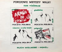 Poštovní známky hnutí Wolność i Pokój (Svoboda a mír) propagující nenásilné formy odporu – graffiti, hladovky, tisk bez cenzury, odmítnutí vojenské služby. Známky vydávané podzemními strukturami se staly symbolem odporu proti úřadům a znakem existence svobodného, nezávislého podzemního státu. Měly propagační, vzdělávací a finanční funkci