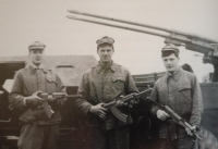 Peter Petras s dalšími vojáky během povinné vojenské služby 