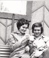 Sestra Milena Valušková s Petrem Mikešem, 70. léta