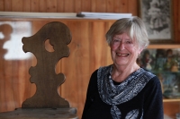 Manželka pamětníka Jindřiška Švajdová s židlí z hostince, kde byli občané Březnice vyslýcháni gestapem