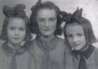 Jarmila Bílková (vlevo) se sestrami Bedřiškou (uprostřed) a Věrou, 40. léta