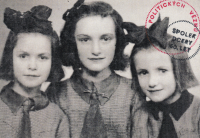 Jarmila Bílková (vlevo) se sestrami Bedřiškou (uprostřed) a Věrou, 40. léta.