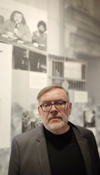 Na výstavě věnované wroclawské Solidaritě v muzeu Centrum Historii Zajezdnia – pod svou fotografií z mládí (s mikrofonem)