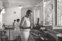 Zdeněk Švajda jako kuchař na Jelenovské