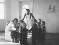 Hana Jonášová in kindergarten among hearing children
