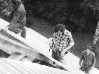 Pamětník (vlevo) při opravě kostela, Novoborsko, cca 1973