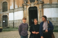 V Hejnicích, pamětník se synem Janem a svou ženou, cca 1990