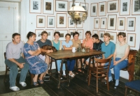 Pamětník (zcela vlevo) na faře v Kryštofově údolí, cca 1990. Vedle pamětníka  jeho žena Blanka, třetí zleva syn Kryštof, druhý zprava syn Jan, čtvrtá zprava sestřenice Libuše. Na zdech obrazy Bohuslava Reynka