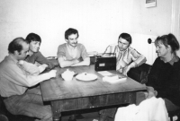 Se studenty na faře v Kryštofově údolí po Chartě 77. Zleva Pavol Ďuriga, František, Jura a pamětník se ženou Blankou