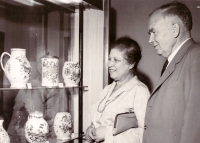 Manželé Hrbkovi při zahájení výstavy Olomoucká a šternberská keramika v roce 1964