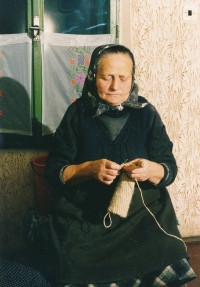 Mariana Šuhová štrikuje ponožky, Šumice, fotografie pořízena po roce 2000