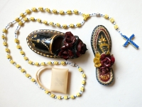 Předměty, které František Hažmuka vyrobil ve vězení z chleba a tuby od zubní pasty a které poslal domů rodině jako dárek, první polovina 50. let 20. století