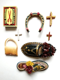 Předměty, které František Hažmuka vyrobil ve vězení z chleba a tuby od zubní pasty a které poslal domů rodině jako dárek, první polovina 50. let 20. století