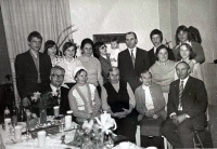 Marie Sirkovská s druhým manželem Vojtěchem Sirkovským na rodinné fotografii (spodní řada zleva), 1972
