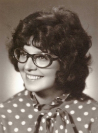 Pavla Dostálová ve věku 18 let, maturitní tablo, 1967
