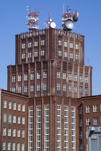 Budova hlavní pošty na ul. Krasińskiego 1, v níž pamětník pracoval v letech 1975–1982. Její 43metrová věž patřila vedle radnice a budovy univerzity k symbolům města. Po svém dokončení v roce 1929 byla prvním mrakodrapem ve Wroclawi (tehdy německé město Breslau). Po válce bylo z věže rušeno Rádio Svobodná Evropa, dnes v budově sídlí pošta Wrocław 1 a Muzeum pošty a telekomunikací