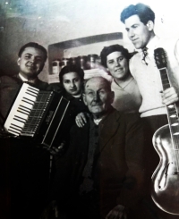 Pradědeček František Landa (sedící) s rodinou, 50. léta
