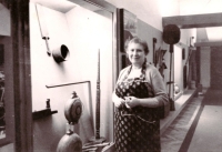 Růžena Hrbková během přípravy výstavy v Etnografickém ústavu Moravského muzea v Brně v roce 1961