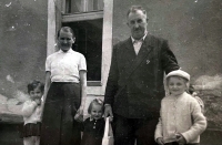 Rodiče Marie Sirkovské s vnoučaty, 50. léta, Šumpersko