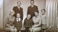 Rodinná fotografie na Vánoce 1969 - vlevo Marie Koukalová s dcerou Nelly a manželem Vlastimilem Krejčím, vpravo rodina bratra