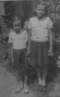 Pamětnice se starší sestrou Růženou (*1927), Litomyšl, 1939