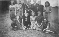 V nedošínském háji na sběru bylin pro armádu, nahoře uprostřed učitel Šotola, vlevo vedle ředitelka Antonie Škeříková, cca 1944