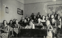 Pamětnice v druhé lavici vpravo, měšťanská škola dívčí (dnešní pedagogická škola), Litomyšl, okolo roku 1940