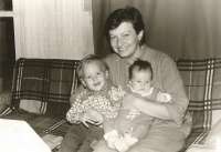 Eva Šothová so synmi Jánom a Radoslavom, Praha, október 1988.