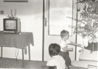 Eva Šothová so synom na Vianoce 1989 v byte uprostred revolučnej Bukurešti, 24. 12. 1989.