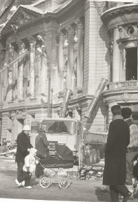 Následky bojov v uliciach Bukurešti II., Vianoce 1989.