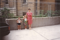 So synmi na dvore československého veľvyslanectva v Rumunsku, začiatok 90. rokov.