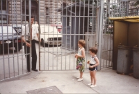 Synovia na dvore československého veľvyslanectva v Rumunsku, začiatok 90. rokov.