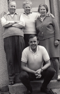 Jan Sladký (dole) se strýcem Ondřejem Langerem (vlevo), maminkou Emmou Sladkou (uprostřed) a družkou strýce Ondřeje (vpravo), 1967