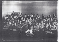 Pamětnice (nejblíž objektivu s copánky) ve druhé třídě ve Skoroticích na Ústecku, 1940