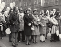 Prvomájový průvod, kolektiv státního podniku Oděvy, pamětnice s bílou kabelkou čtvrtá zleva, 70. léta