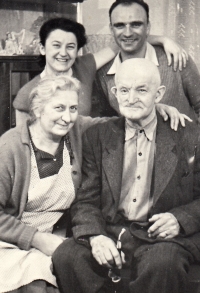 Pamětnice s manželem Zdeňkem Šťastným a rodiči Františkou Götzovou a Josefem Götzem v roce 1957