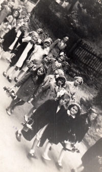 Pamětnice v první řadě uprostřed, Skorotice 1938