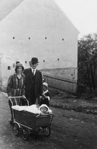 Pamětnice v kočárku s matkou Františkou, otcem Josefem a bratrem Františlem Götzovými, Skorotice 1932