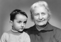 Syn Zdeněk s babičkou Františkou Götzovou v roce 1964