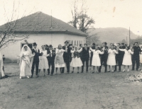 Svatba manželů Šuhových na Šumici, nevěsta Anna Šuhová, začátek 70. let