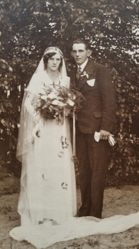 Svatební fotografie rodičů Marie Koukalové