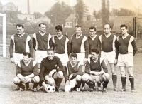 Okresní jedenáctka trenérů. Pamětník je druhý zprava v dolní řadě