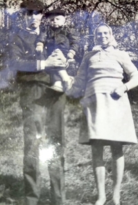 Josef a Antonie Draxelovi se svým synem Františkem, Šumice, 60. léta
