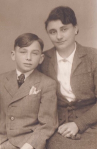 Teta Kitty s bratrancem Petrem 1942