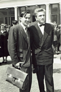 Josef Tomáš (vpravo) s přítelem Jiřím Mrázem, který byl roku 1950 odsouzen v monstrprocesu Stříteský a spol. k 16 rokům vězení / propuštěn po asi 5 letech na amnestii / promoce Josefa Tomáše / Praha / 1957