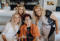 Zleva: vnučky Táňa a Soňa, Věra Blahůšková a dcera Lenka (cca 2000)