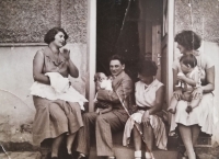 Šťastné roky před válkou - zleva Leova matka, otec s malým Leem na rukou, teta Kitty a teta Ančí s bratrancem Ivem
