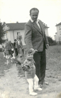S otcem Karlem Bočkem, 1960