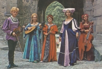 Eva Mikešová (s loutnou), Křivoklát, 70. léta 